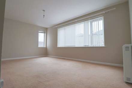Moorland Road - Spacious Freehold Flat, Image 3