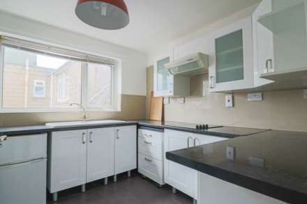 Moorland Road - Spacious Freehold Flat, Image 5