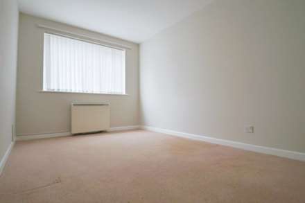 Moorland Road - Spacious Freehold Flat, Image 9