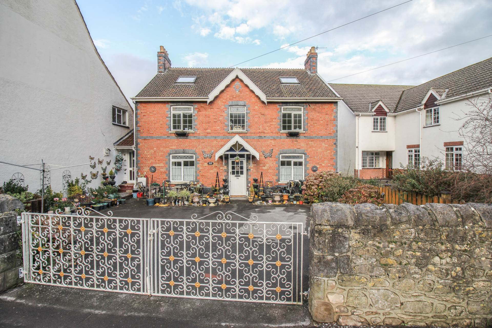 UPHILL*FANTASTIC INVESTMENT OPPORTUNITY*IDEAL FOR DUAL OCCUPANCY*HOME & INCOME*NO ONWARD CHAIN*, Image 1