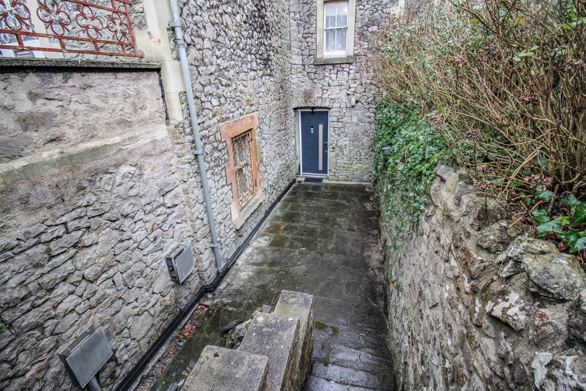 BEAUTIFUL HILLSIDE PROPERTY WITH LARGE ONE BEDROOM FLAT, Image 33