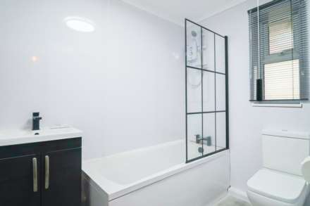 Amberey Road - Modern & Energy Efficient Family Home, Image 12