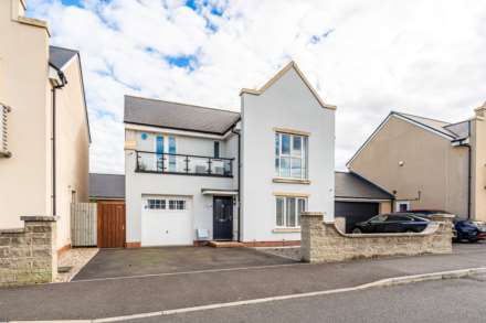 Glider Avenue, Haywood Village - Immaculately Presented Family Home