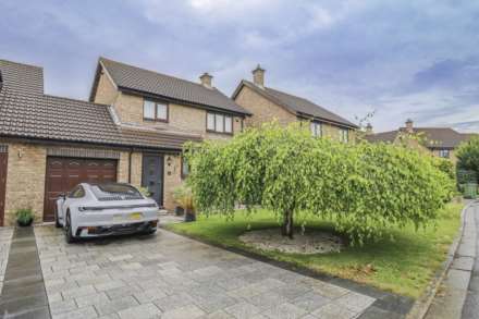 3 Bedroom Link-Detached, Goddard Drive - Excellent Presentation