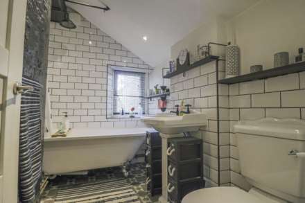 Clarence Road North - Victorian Flat, Image 11