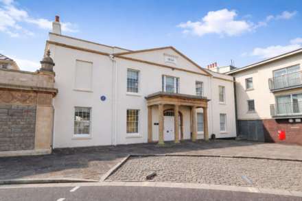 Doctor Foxs, Knightstone Island