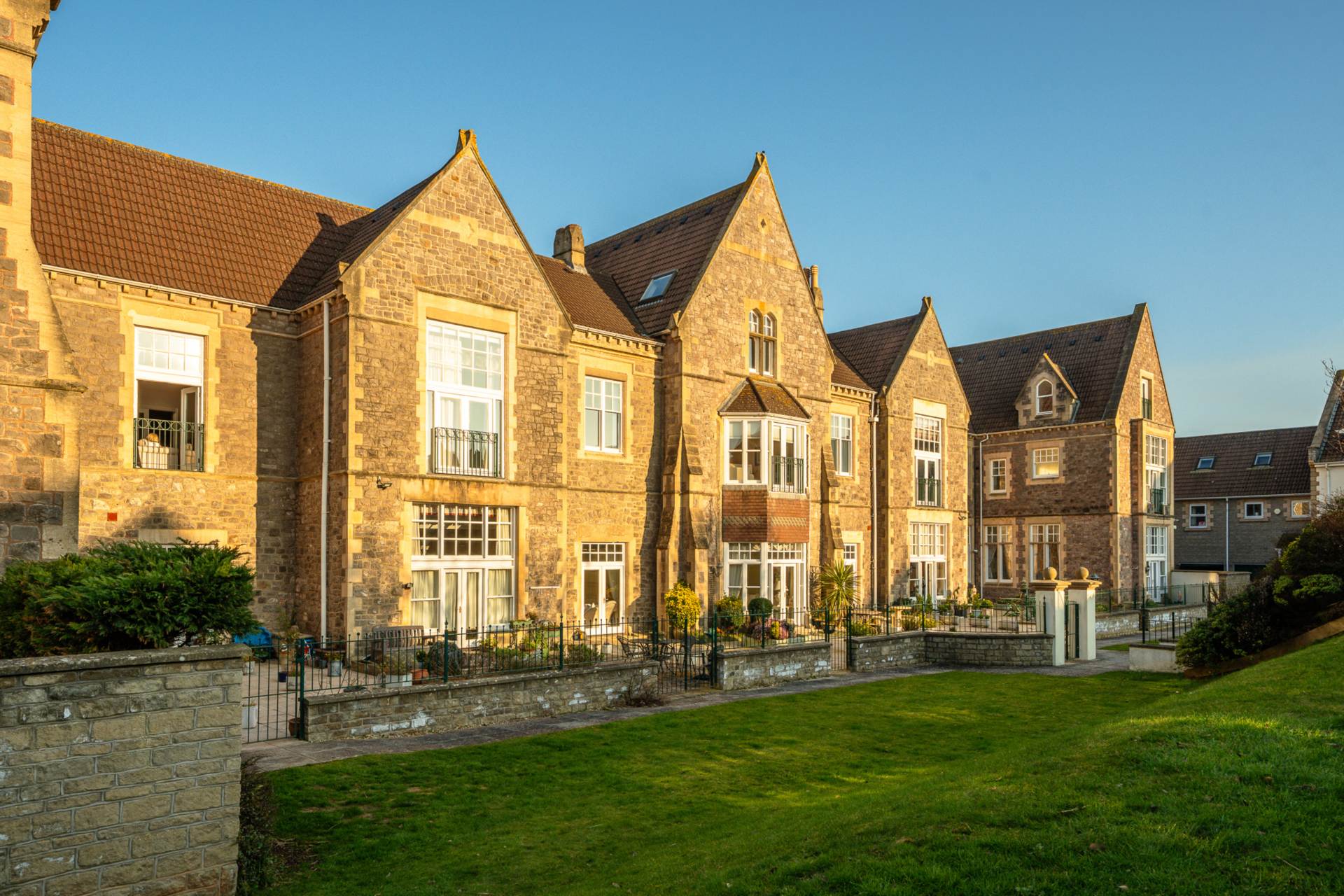 Royal Court, Royal Sands**Stunningly Presented Throughout**, Image 22