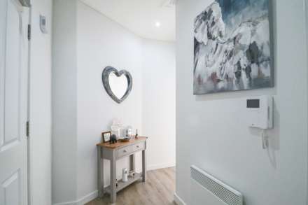 Bristol Road Lower, Modern Hillside Apartment, Image 9