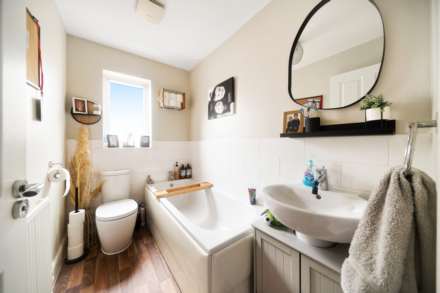 Lincoln Lane, Haywood Village - Stunningly Presented Home, Image 18