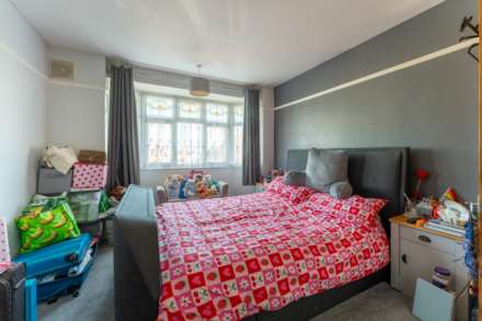 Birchwood Ave, Milton - Extended Family Home, Image 11