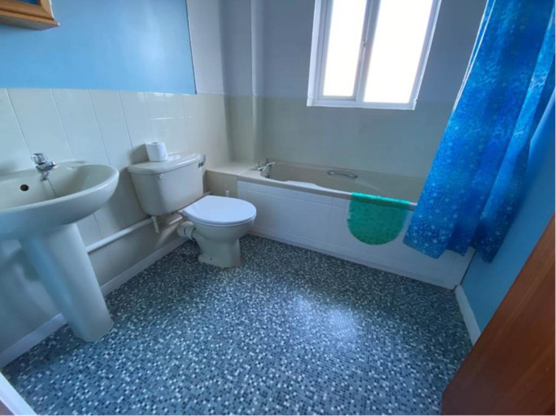 Methwyn Close**Close to Train Station**Two Bedrooms**, Image 6