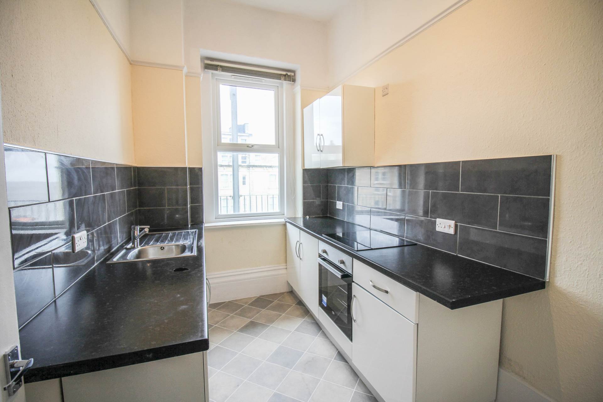 Upper Kewstoke Road**Spacious Ground Floor Flat**Balcony with Sea Views**, Image 5