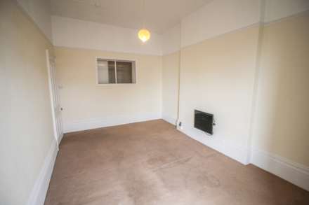 Upper Kewstoke Road**Spacious Ground Floor Flat**Balcony with Sea Views**, Image 3