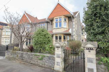 2 Bedroom Flat, Clarence Grove Road**Exceptional Ground Floor Flat**Two Double Bedrooms**Desirable Location**