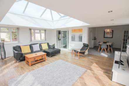 Brean**Absolutely Stunning**Ideal for Dual Occupancy**1 Minute to Beach**, Image 3