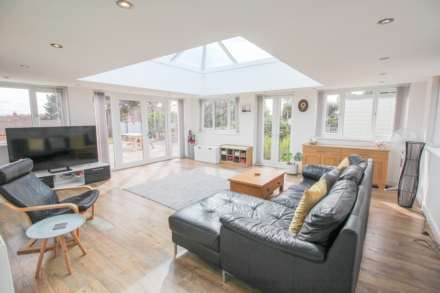 Brean**Absolutely Stunning**Ideal for Dual Occupancy**1 Minute to Beach**, Image 4