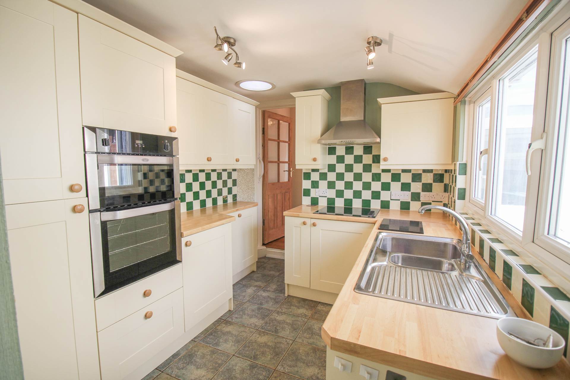 Ellenbrough Crescent*Ground Floor*Garden*Garage*En Suite*, Image 3