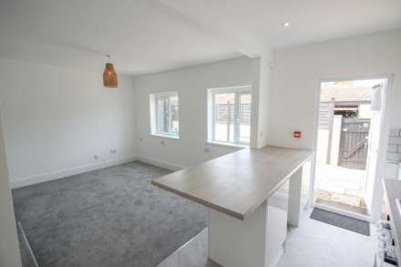 Charlton Road**Fully Refurbished**Garden & Parking**, Image 5