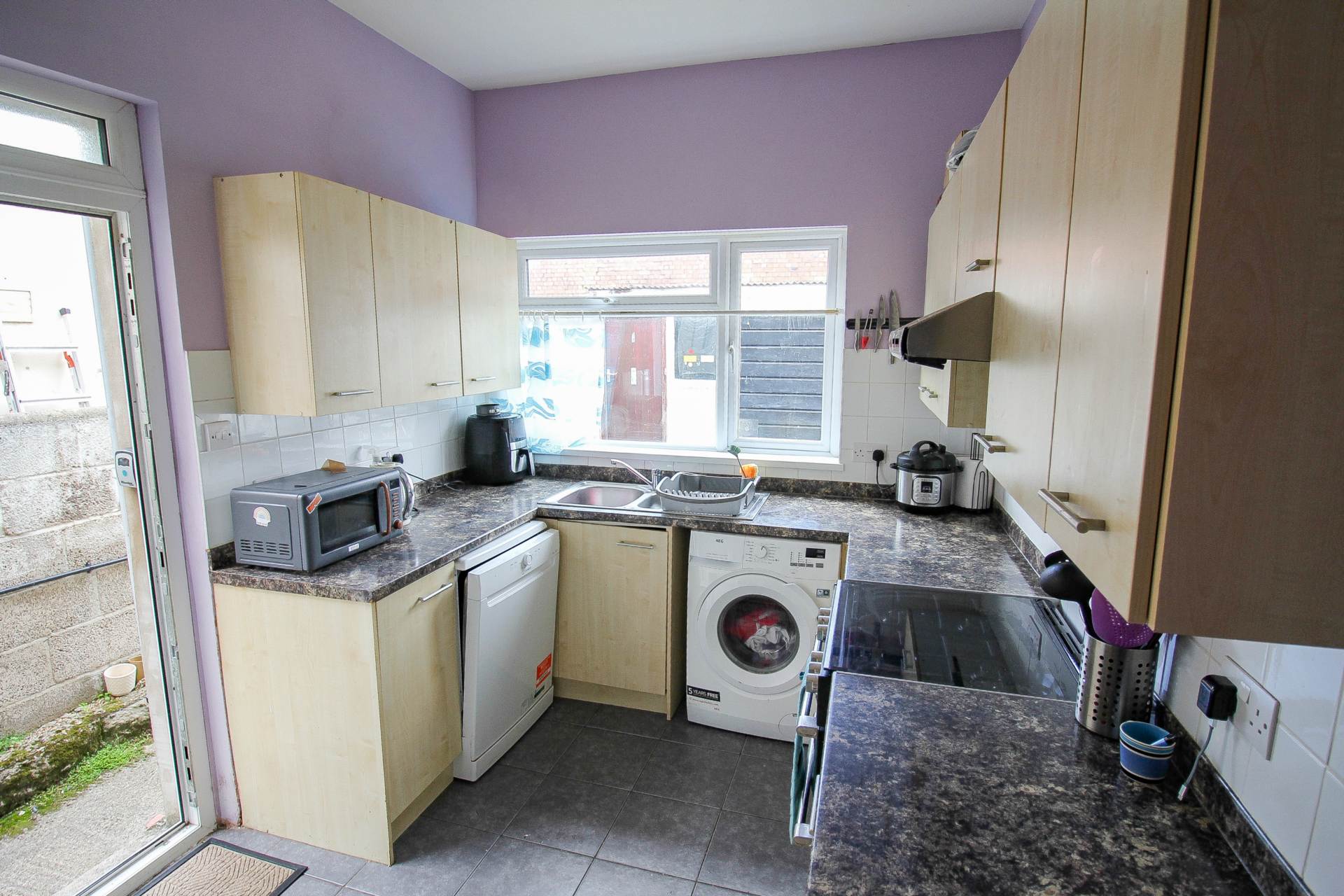 **Central Location**Updating Required**Excellent Investment Opportunity**, Image 2