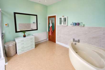 **Central Location**Updating Required**Excellent Investment Opportunity**, Image 6