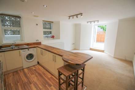 Weston-super-Mare*Stunning Throughout*Parking & Garden*, Image 3