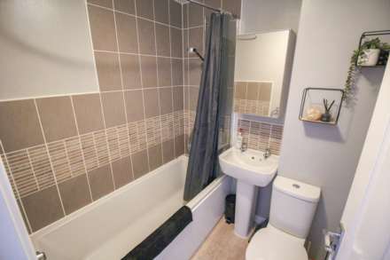 Glider Avenue**The Perfect Home**Good Size Garden**Two Parking Spaces**, Image 10