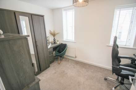 Glider Avenue**The Perfect Home**Good Size Garden**Two Parking Spaces**, Image 7