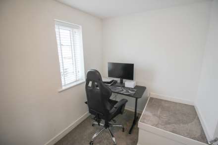 Glider Avenue**The Perfect Home**Good Size Garden**Two Parking Spaces**, Image 8