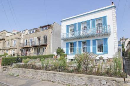 Park Place**Garden Flat**2 Bedrooms**2 Reception Areas**Sea Front Location**