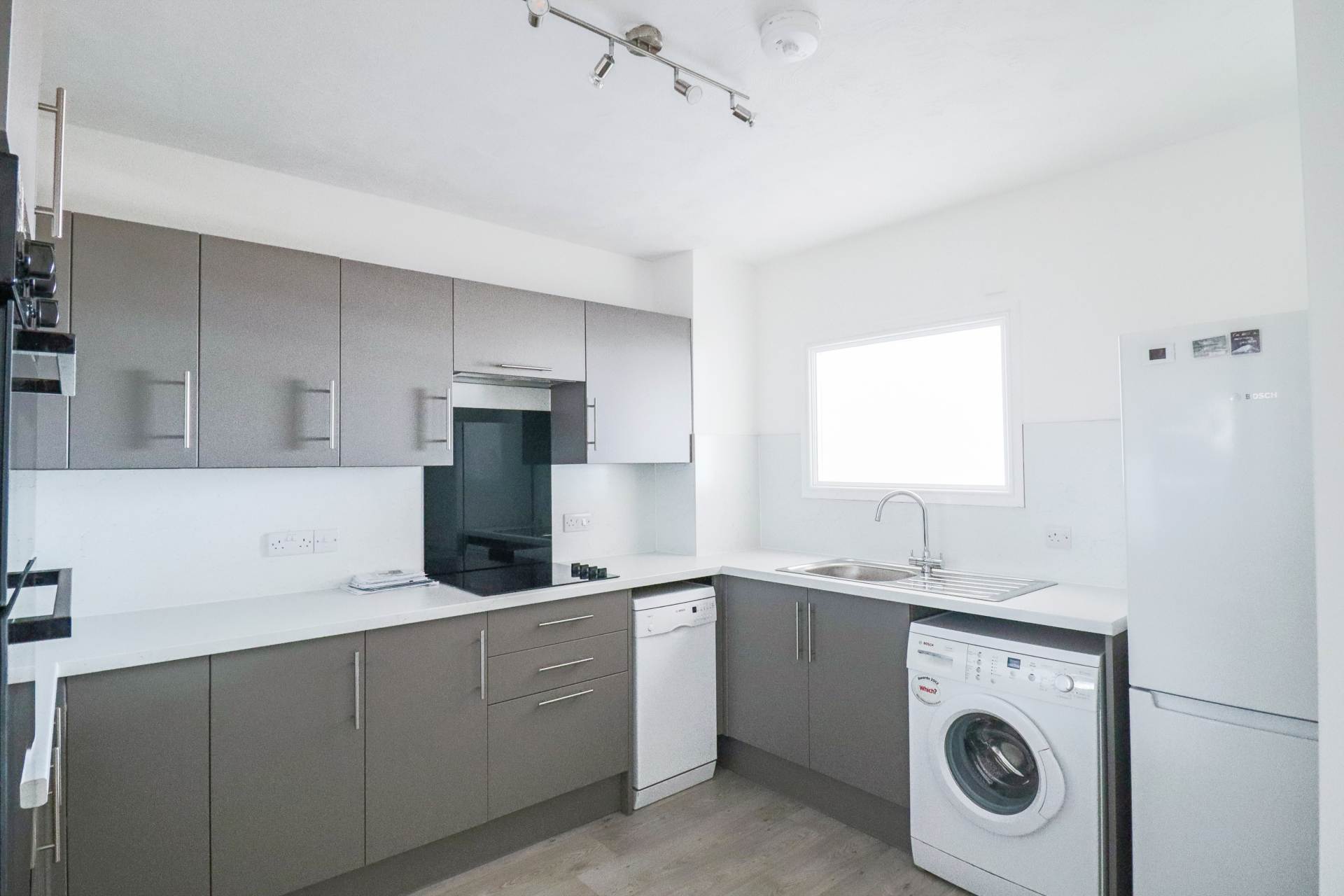 Carlton Mansions, Fully Refurbished Sea Front Apartment, Image 10