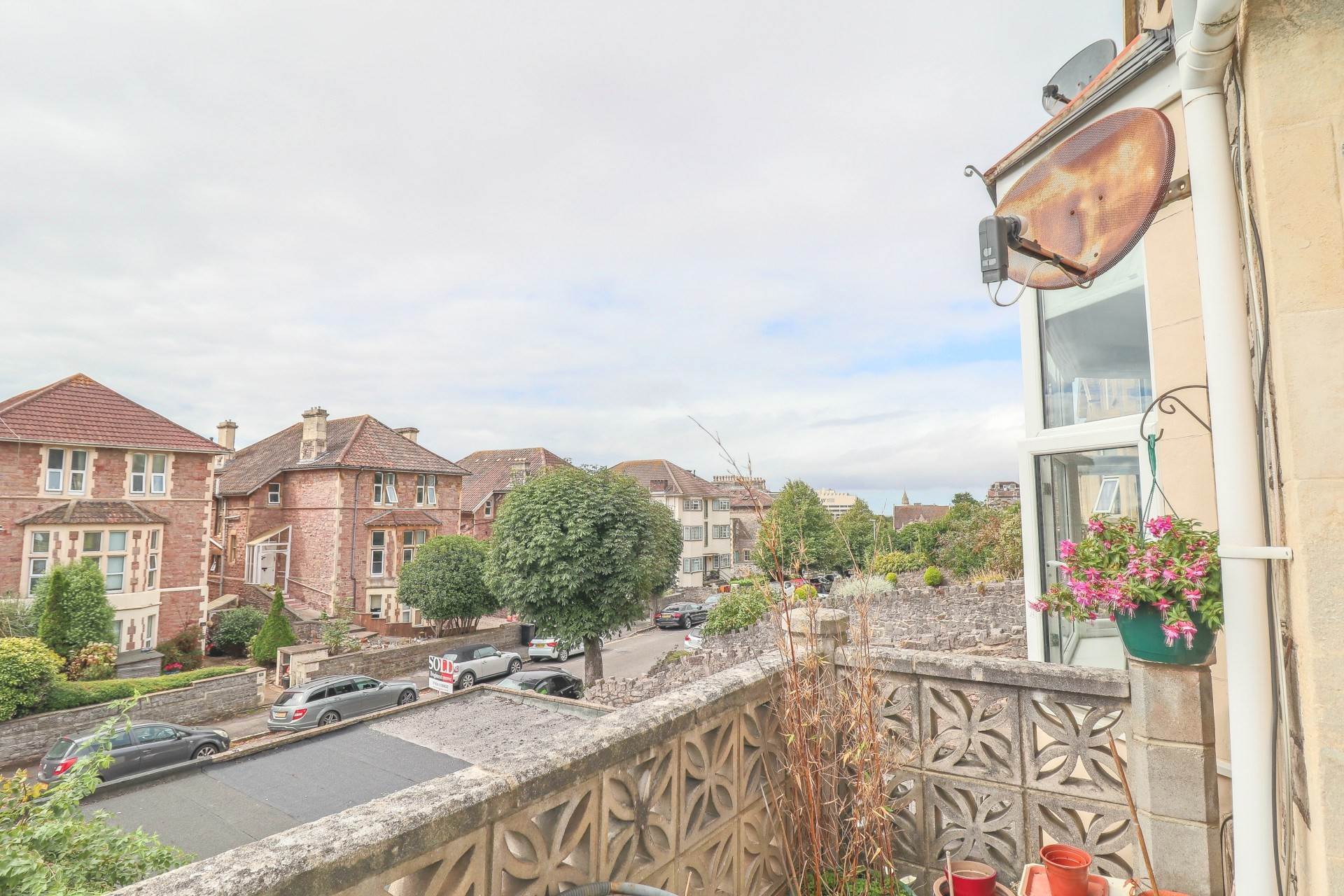 Southside, Hillside - Spacious Hall Floor Flat, Image 6