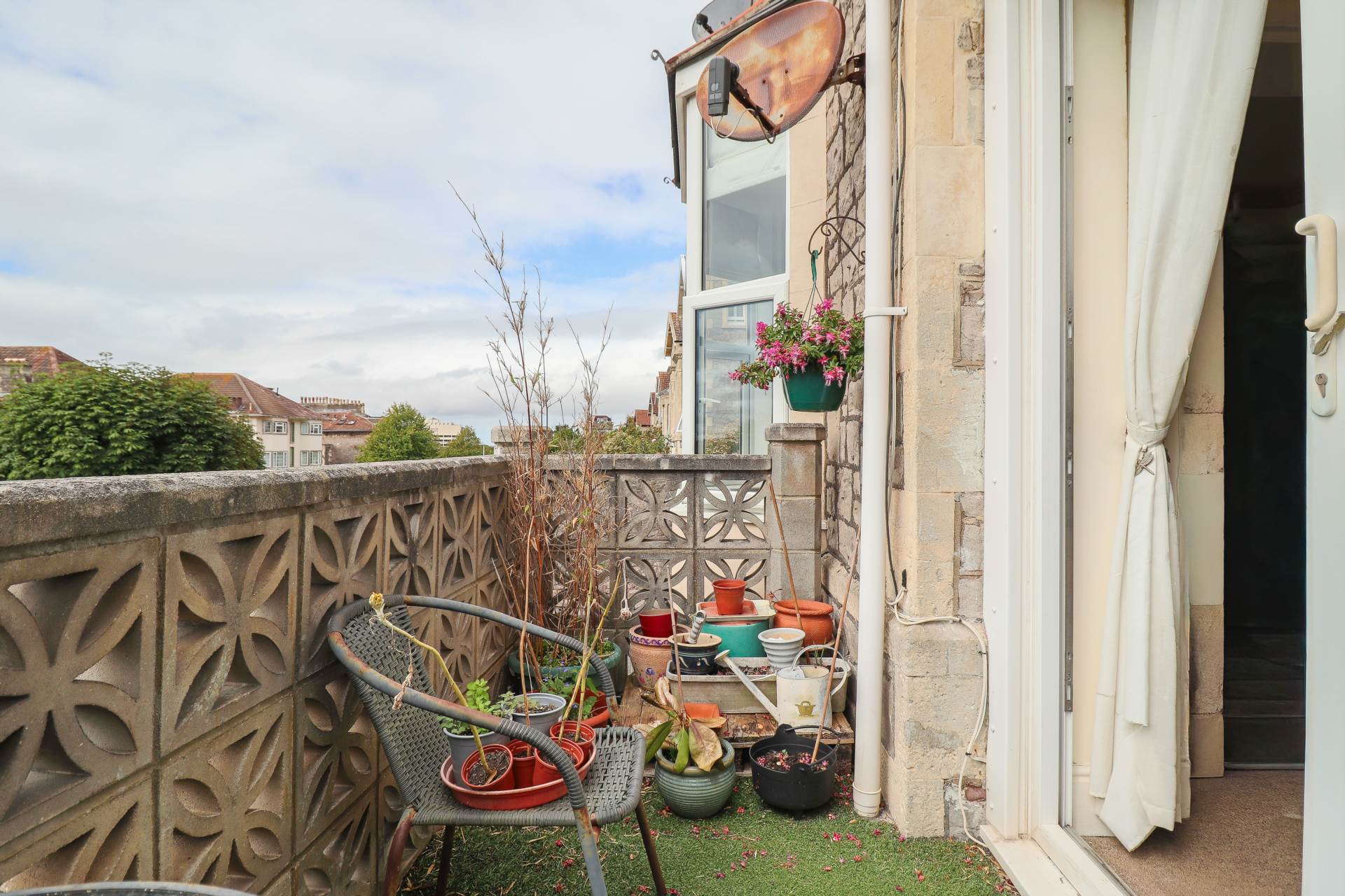 Southside, Hillside - Spacious Hall Floor Flat, Image 7