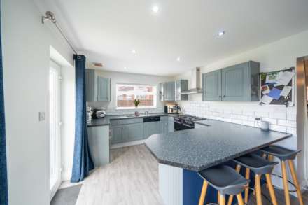 Worle**Extended**Beautifully Presented**3-4 Bedrooms**, Image 4