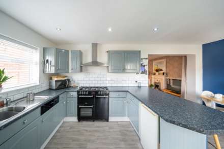 Worle**Extended**Beautifully Presented**3-4 Bedrooms**, Image 6
