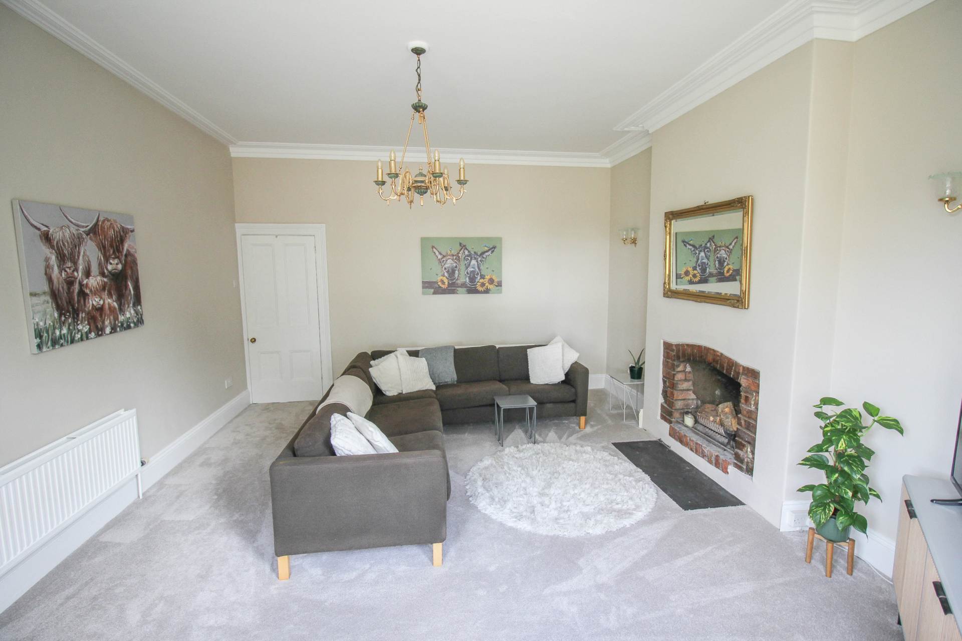 Clarence Road East**Beautifully Presented**Light & Spacious**Garage & Garden**, Image 4