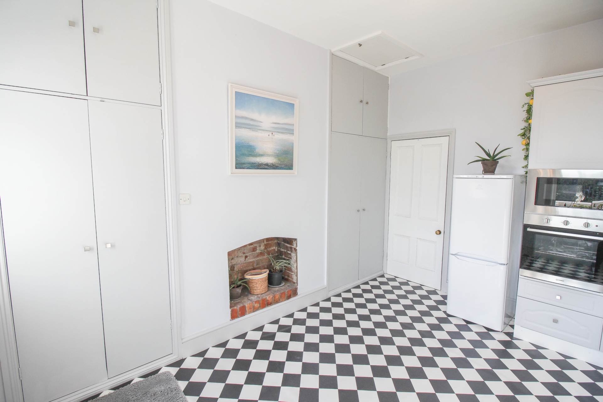 Clarence Road East**Beautifully Presented**Light & Spacious**Garage & Garden**, Image 7