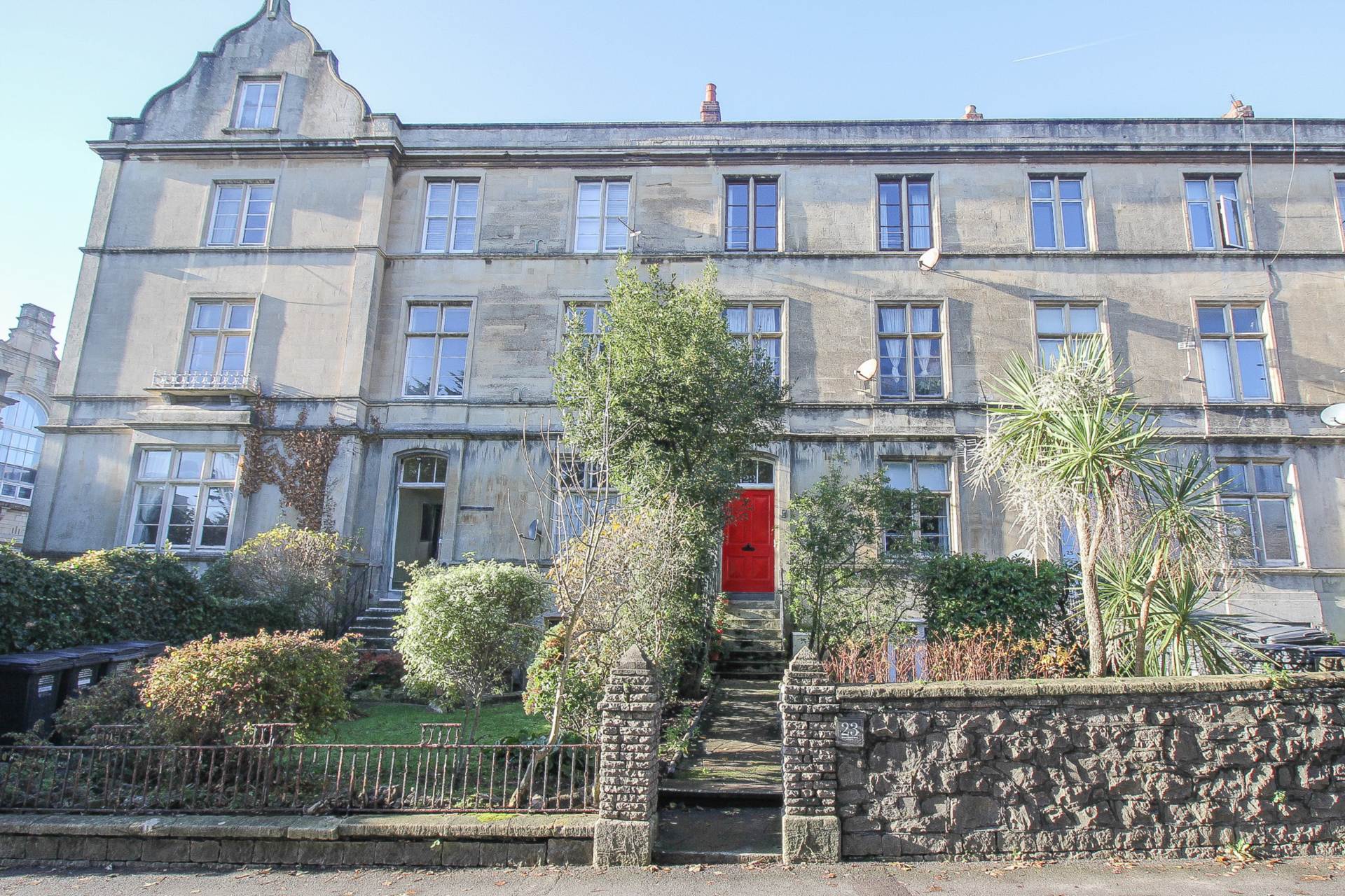 **Central Location**Close to Sea Front**Large Courtyard Garden**Two Bedrooms**, Image 2