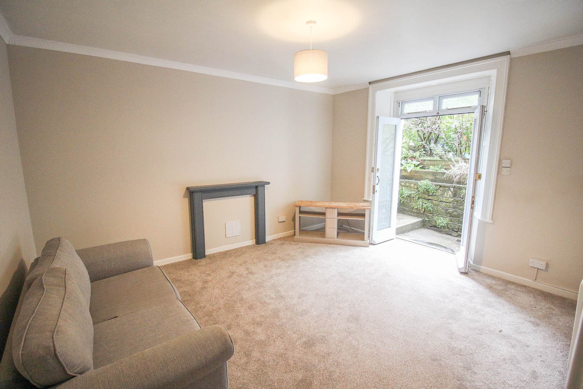 **Central Location**Close to Sea Front**Large Courtyard Garden**Two Bedrooms**, Image 3