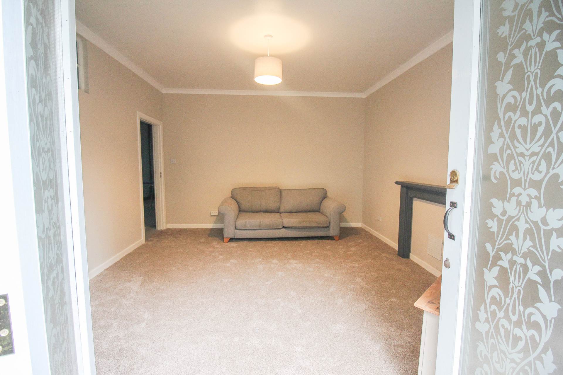 **Central Location**Close to Sea Front**Large Courtyard Garden**Two Bedrooms**, Image 4