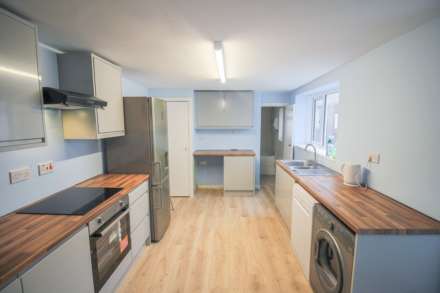 **Central Location**Close to Sea Front**Large Courtyard Garden**Two Bedrooms**, Image 5