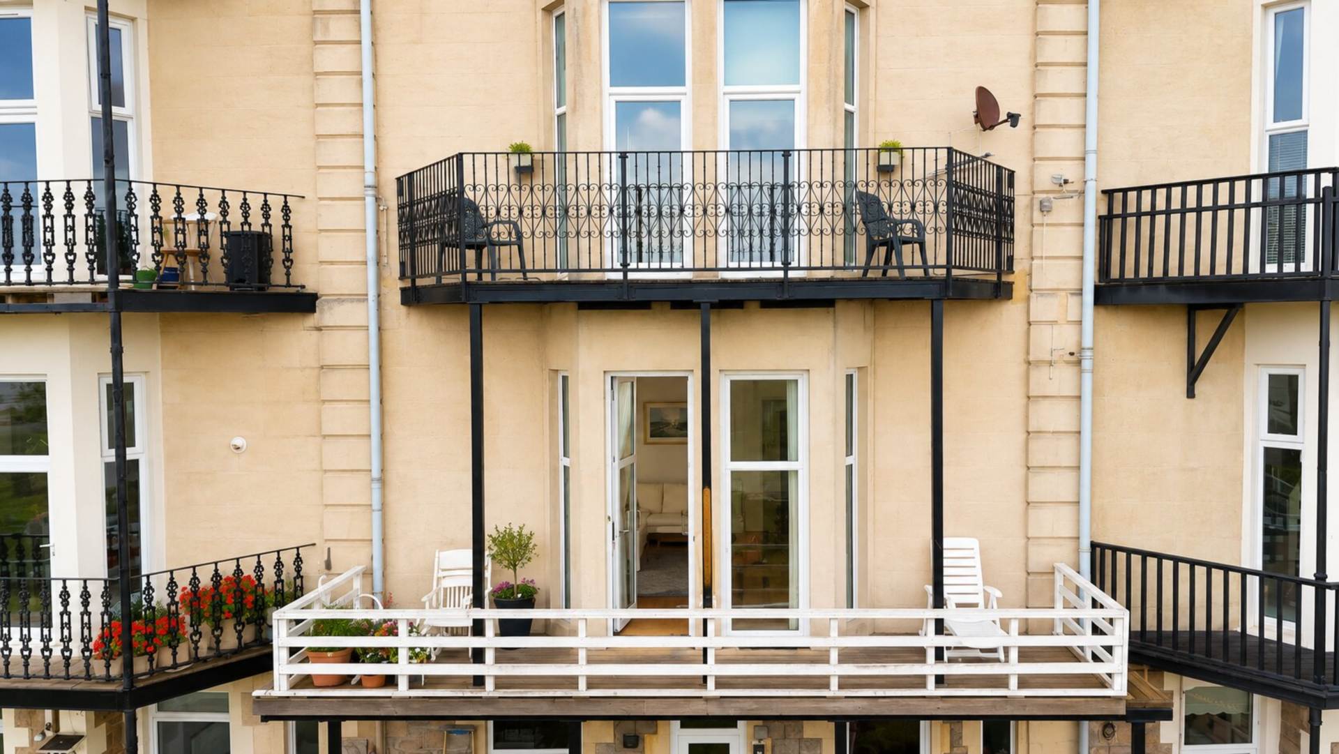 **Sea Front Location**Period Ground Floor Flat**Balcony with Amazing Coastal Views**, Image 3