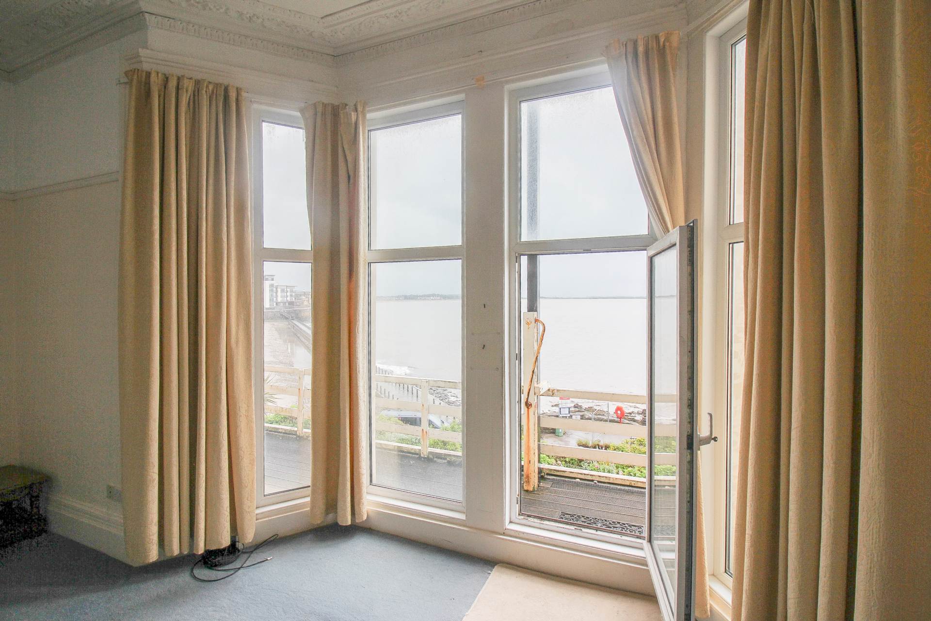 **Sea Front Location**Period Ground Floor Flat**Balcony with Amazing Coastal Views**, Image 4