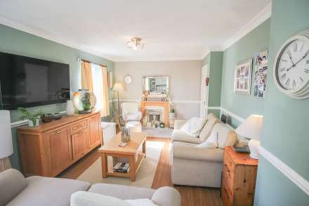 Locking Castle**Two Double Bedrooms**Garage & Parking**Excellent M5 Access**Communal Gardens**, Image 4
