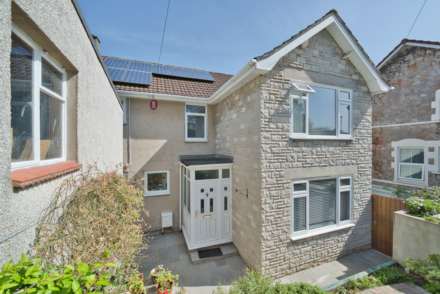 Manor Road**Light & Spacious Throughout**4 Bedrooms**Close to Town**, Image 2