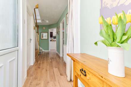 Manor Road**Light & Spacious Throughout**4 Bedrooms**Close to Town**, Image 7