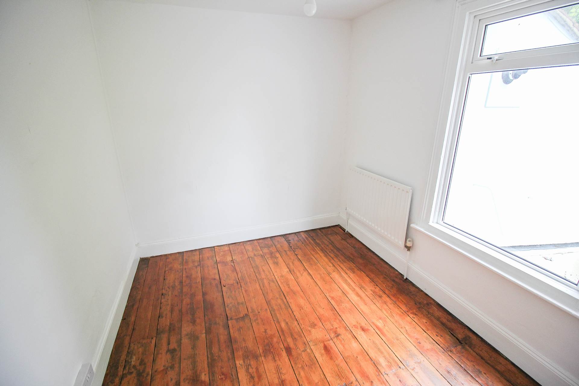 Charming Cottage**Two Bedrooms**Two Reception Rooms & Conseravtory**Sunny Garden**, Image 17