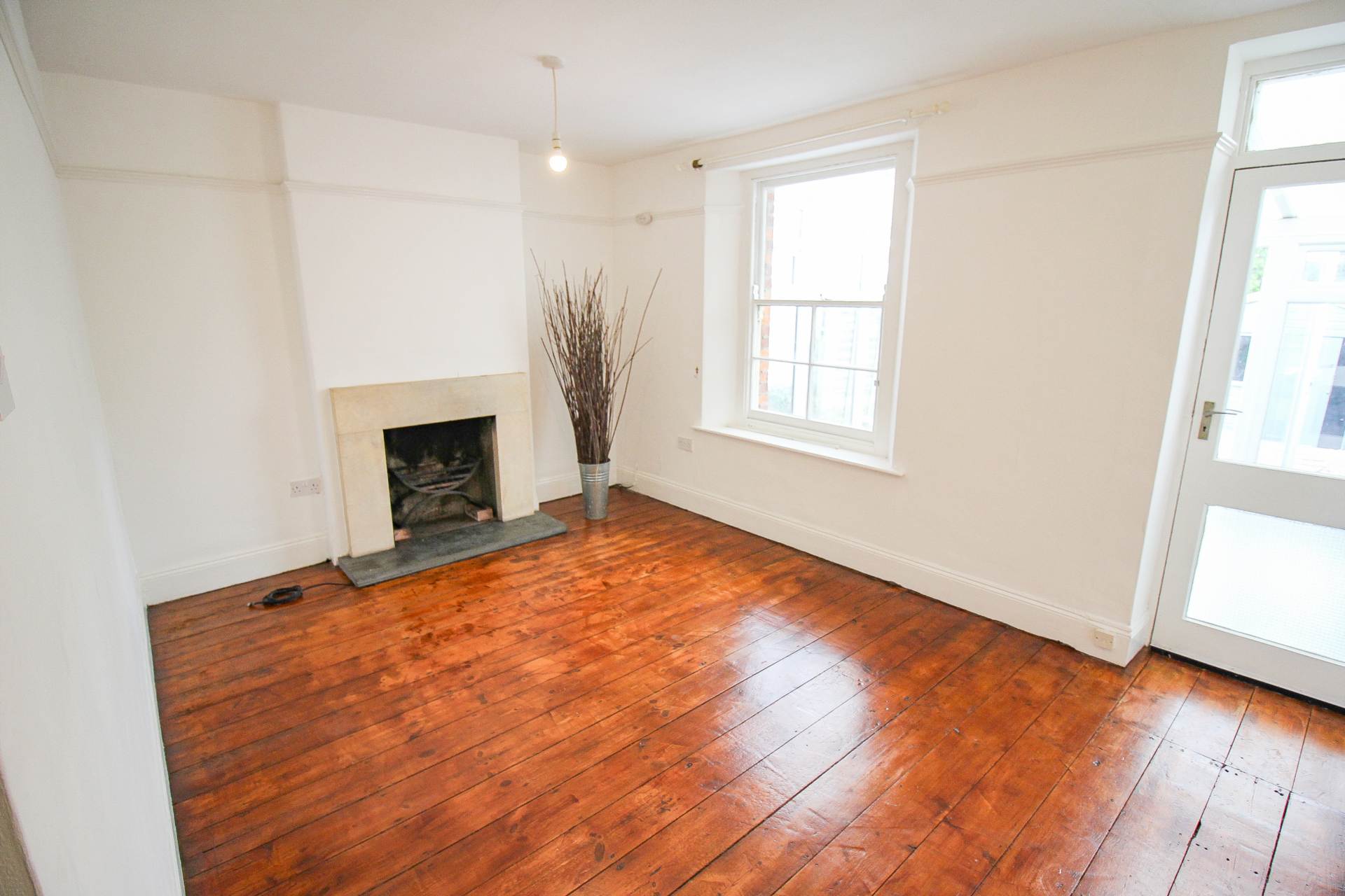 Charming Cottage**Two Bedrooms**Two Reception Rooms & Conseravtory**Sunny Garden**, Image 2