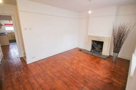 Charming Cottage**Two Bedrooms**Two Reception Rooms & Conseravtory**Sunny Garden**, Image 3