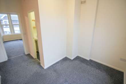 Central Location**Ideal Buy to Let/First Time Buy**Bedroom with En Suite Shower**, Image 5