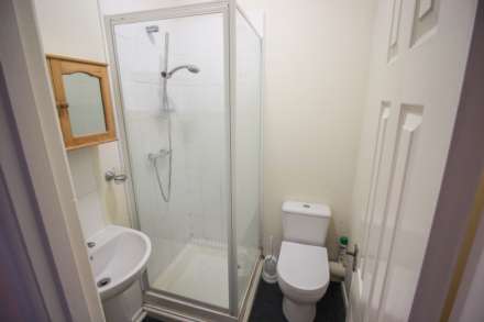 Central Location**Ideal Buy to Let/First Time Buy**Bedroom with En Suite Shower**, Image 6